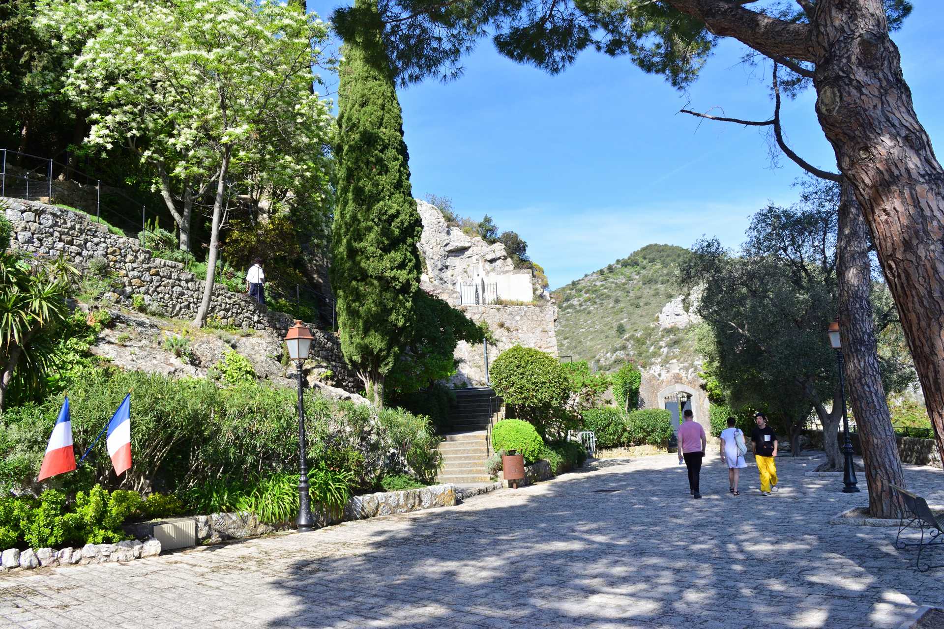 7th Day Eze Village Eglise 12